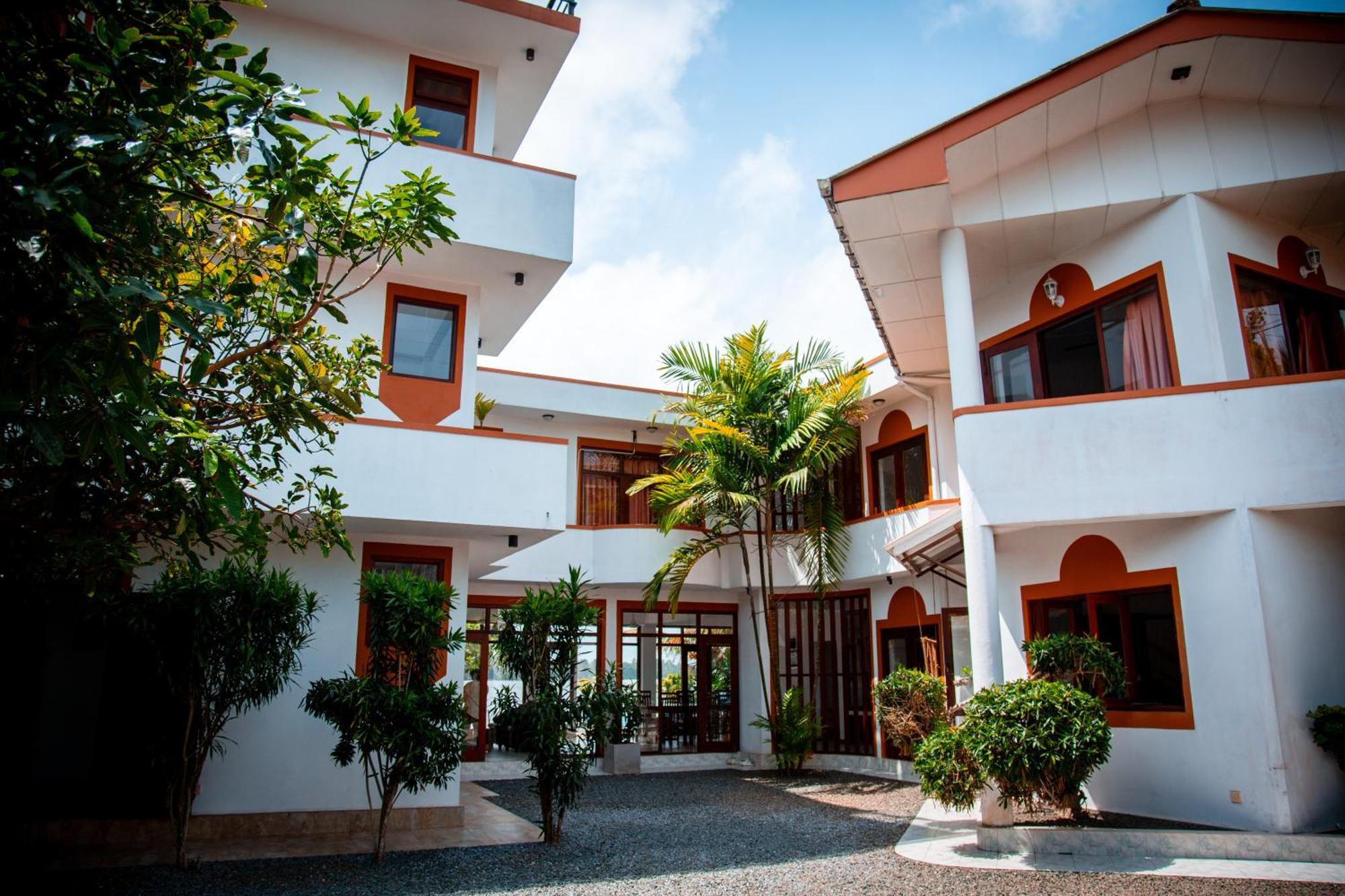 Riverside Inn Fuji Bentota Bagian luar foto