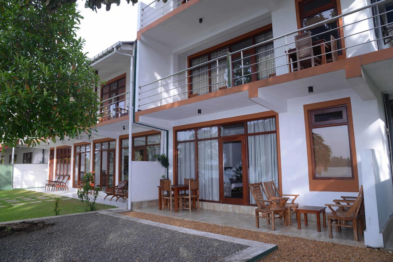 Riverside Inn Fuji Bentota Bagian luar foto